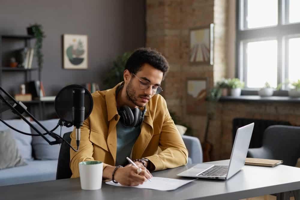 Songwriting Guide: How to Write Songs That Connect Songwriting Guide: How to Write Songs That Connect